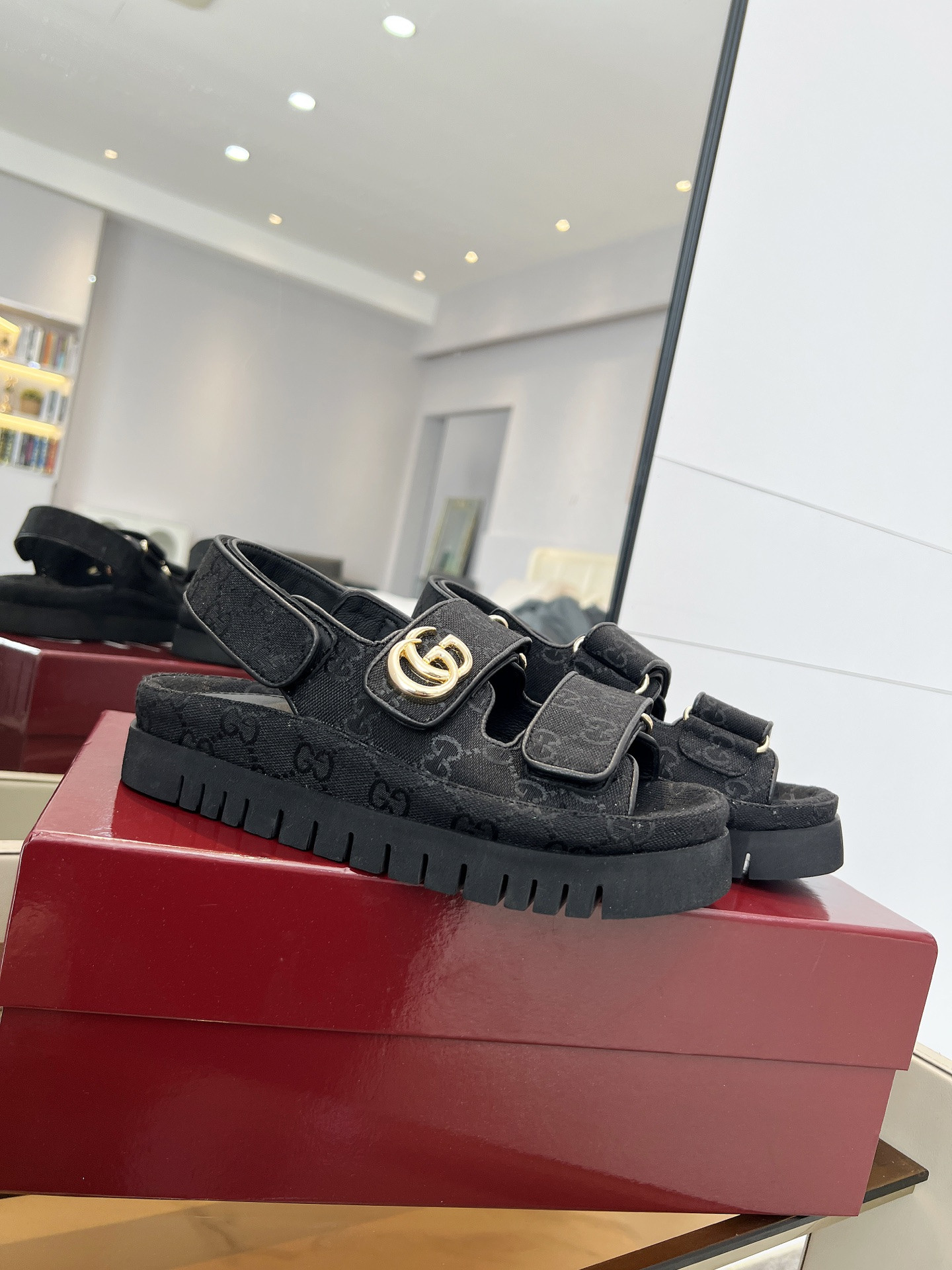 G*u*i sandals
